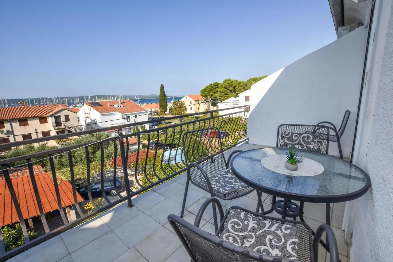Apartments Grapevines Биоград-на-Мору